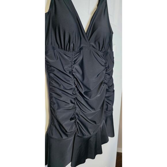 TORRID SIZE 2 BLACK RUCHED SKIRT SWIM DRESS NWOT - Picture 1 of 8